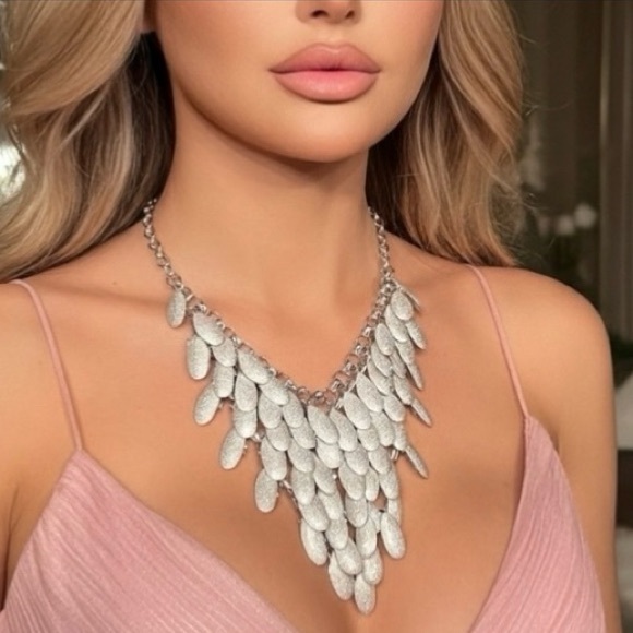 Jewelry - Statement necklace w/shimmery layered metal petals, chain w/lobster clasp ⛓️‍💥🩶